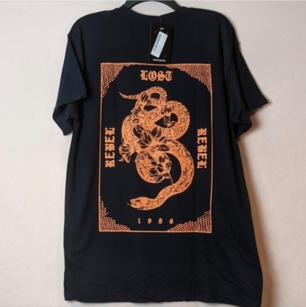 Boohoo Man Navy Blue and Orange Snake Back Graphic Short Sleeve Tee size Small